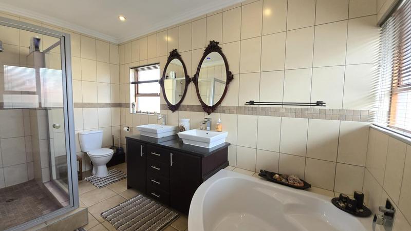 2 Bedroom Property for Sale in Gateway Manor North West